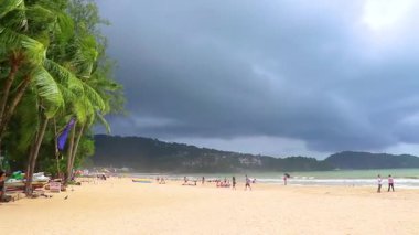 Kathu Phuket Tayland 09. Haziran 2018 Patong Sahili Sahil manzaralı koyu fırtına muson yağmurları vahşi su dalgaları dağlar ve Patong Phuket Adası 'ndaki palmiye ağaçları..
