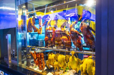 Güneydoğu Asya 'da Phuket Adası' ndaki Mai Khao Thalang Bölgesi 'nde bir marketin tezgahında asılı duran taze ölü ördek leşi..