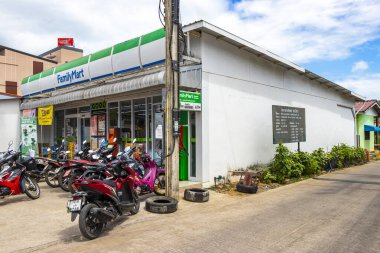 Thalang Bölgesi Phuket Eyaleti Tayland 11. Şubat 2020 Phuket Adası Güney Tayland 'daki Mai Khao Thalang Bölgesi' nde markalı logo ve giriş kapısı olan aile marketi Güney Tayland Asya 'da..