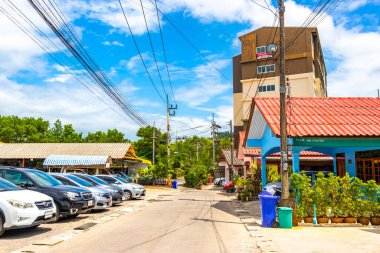 Thalang Bölgesi Phuket Eyaleti Tayland 11. Güneydoğu Asya 'daki Phuket Adası Eyaleti Güney Tayland' da Mai Khao Thalang Bölgesi 'nde evleri ve binaları olan tropikal doğada Şubat 2020 Renkli yol.