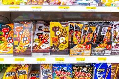 Thalang Bölgesi Phuket Eyaleti Tayland 12. Şubat 2020 'de Phuket Adası Tayland' daki Mai Khao Thalang 'daki 7 Eleven mağazasından çeşitli ekmekler çikolata çubukları fındık atıştırmalıkları.