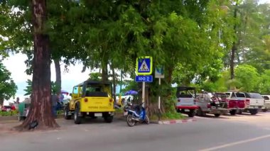 Kathu Phuket Tayland 11. Haziran 2018 İnsanların arabalarıyla ünlü turist caddesi. Palmiye ağaçları. Patong Sahili Phuket Adası Tayland 'daki barlar ve restoranlar..