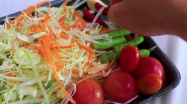 Domatesli lahana salatası. Bezelye, sarımsak ve acı biber tabağı. Güneydoğu Asya 'daki Patong Sahili Kathu Bölgesi Phuket Adası' nda..