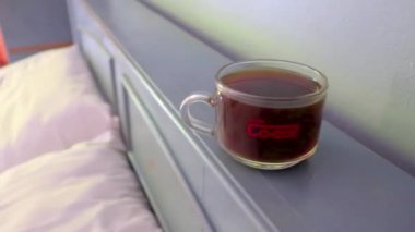 Kathu Phuket Tayland 11. Haziran 2018 Laptop ve kahve fincanı Güneydoğu Asya 'da Patong Plajı' ndaki Kathu Bölgesi Phuket Adası Tayland 'daki tropikal bir apartman otel odasında yatağın üzerinde..