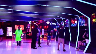 Kathu Phuket Tayland 10 numara. Haziran 2018, Güneydoğu Asya 'daki Game Space Patong Beach Kathu Bölgesi Phuket Adası Tayland' da kumar makineleri ve slot makineleriyle renklendirilmiş atari salonu.