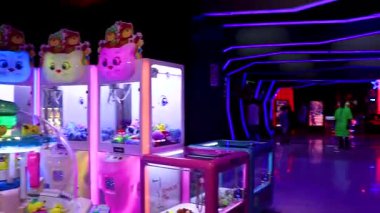 Kathu Phuket Tayland 10 numara. Haziran 2018, Güneydoğu Asya 'daki Game Space Patong Beach Kathu Bölgesi Phuket Adası Tayland' da kumar makineleri ve slot makineleriyle renklendirilmiş atari salonu.