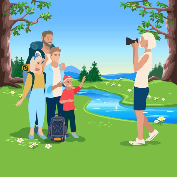 Glückliche Eltern Und Kinder Wandern Oder Picknicken Vor Der Kulisse — Stockvektor