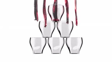 Kırmızı şarap fıskiyeleri şeffaf bir sırt 4k üzerinde bardaklara dökülüyor.