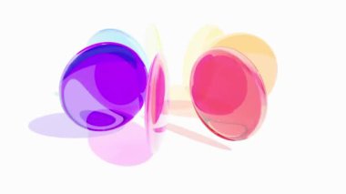 Renkli yarı şeffaf cam bloklar beyaz arka merceklerde döner ve döner.