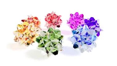 Renkli cam 3d yıldızları döndür. Dikensiz 4k döngüsüne girebilirler.