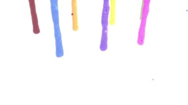 Yapışkan sıvı renkli gökkuşağı beyaz arka tarafa düşüyor giriş süper yavaş çekim 4k