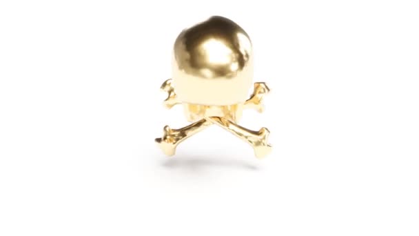 金骷髅在白背上交叉骨头 能绕着无穷无尽的4K圈 — 图库视频影像