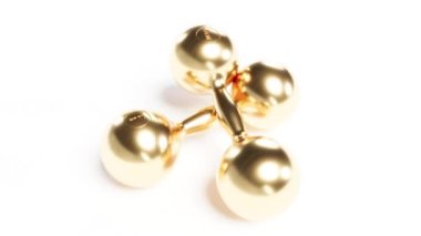 Altın halterler, spor salonunu beyaz sırtında kaldırır.