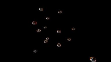 Bira sıçraması Bu iplikler yansıtıcı gibi görünüyor ve farklı kalınlıklarda, dinamik ve karmaşık bir görsel doku yaratıyor 4k