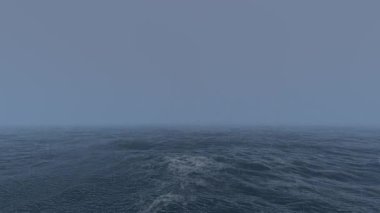 Fırtınalı deniz dalgası okyanus dumanı yağmuru 4k