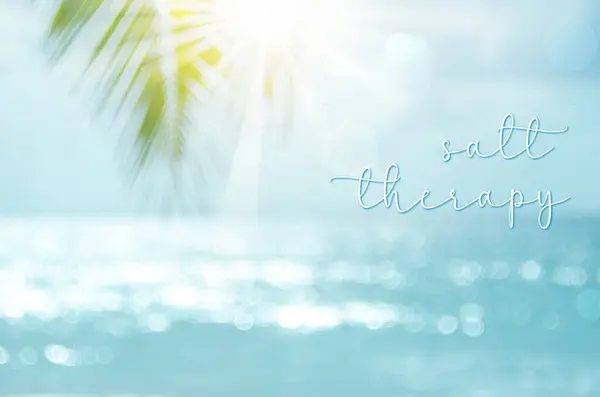 Avuç içi ön planda yumuşak odaklı deniz manzarası, suda kırılan güneş ışığı, bokeh hafif efektleri ve 