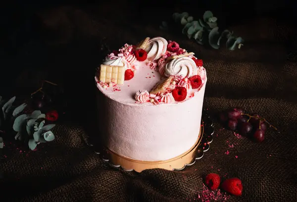 Üzerinde meyve ve çikolata olan pembe doğum günü pastası. Güzel kekin yatay fotoğrafı - tart.