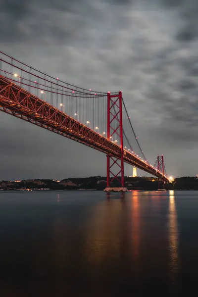 Вертикальное Изображение Моста Апреля Ponte Abril Расположенного Лиссабоне Португалия Пересекающего — стоковое фото