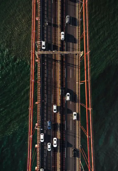 Függőleges Fénykép Folyót Átszelő Hídon Lévő Forgalomról Felülnézet Híd Lisszabonban — Stock Fotó