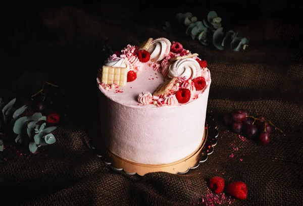Pastel Crema Cumpleaños Rosa Con Frutas Chocolate Parte Superior Sobre Imágenes De Stock Sin Royalties Gratis