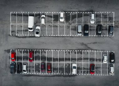 Park yeri ve park edilmiş renkli arabalar (üstten bakıldığında) - gri beton arka plan.