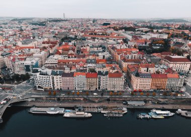 Çek Cumhuriyeti 'ndeki Prag şehrinin sonbahar zamanı Vltava nehri ve eski kasabasıyla güzel bir hava manzarası. İnsansız hava aracı tarafından çekildi. Prag 'ın şehir manzarası yukarıdan.