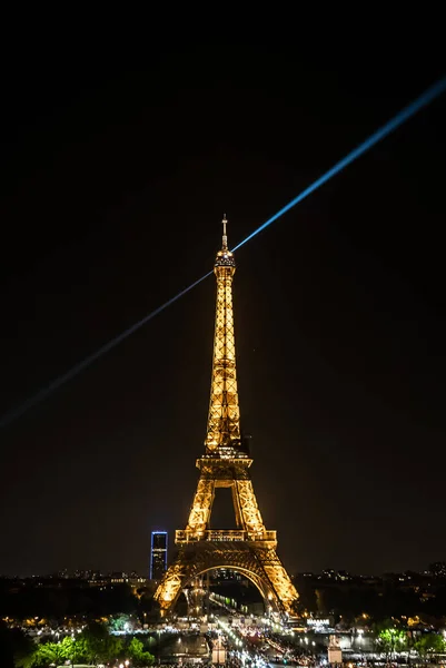 París Francia Agosto 2022 Torre Eiffel Iluminada Con Haz Luz — Foto de Stock