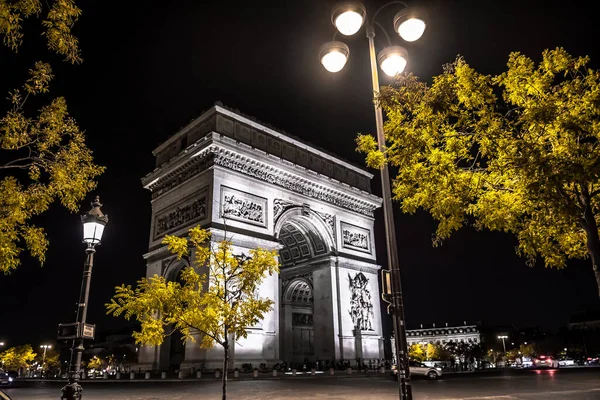 在法国巴黎的夜晚 查尔斯 戴高乐和香客 爱丽舍的地方照亮了凯旋门 — 图库照片