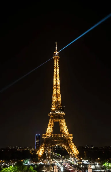 Paris Frankreich August 2022 Erleuchteter Eiffelturm Mit Lichtstrahl Und Brücke — Stockfoto