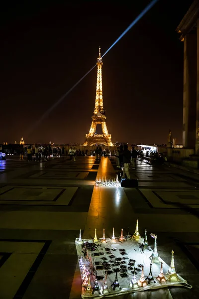 Paris Frankrike August 2022 Opplyste Eiffeltårn Med Lysstråle Broa Pont – stockfoto