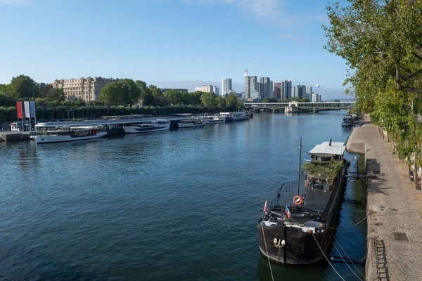 River Seine Paříži Promenádou Kotvící Lodě Horkovzdušný Balón Moderní Kancelářské — Stock fotografie