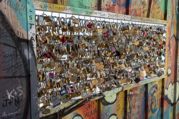 Многочисленные Красочные Висячие Замки Любовными Декларациями Заперты Париже — стоковое фото