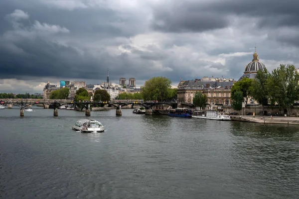 River Seine Turistickou Lodí Mostem Pont Neuf Přední Části Katedrály — Stock fotografie