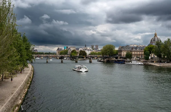 パリのイル シテ大聖堂ノートルダム大聖堂の前で観光船と橋ポン ヌフと川セーヌ川 フランス — ストック写真