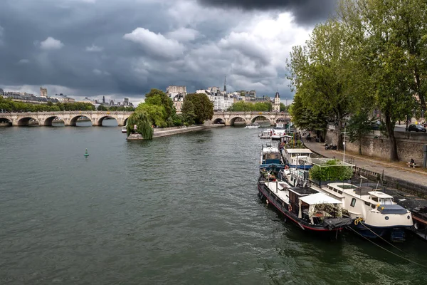 法国巴黎德拉西特岛上圣母院前的塞纳河与观光船和新桥 — 图库照片