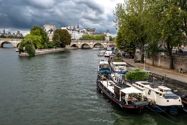 パリのイル シテ大聖堂ノートルダム大聖堂の前で観光船と橋ポン ヌフと川セーヌ川 フランス — ストック写真