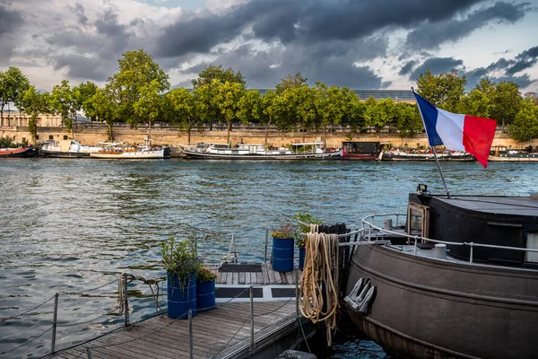Řeka Seina Domem Lodě Promenáda Francouzská Vlajka Paříži Francie — Stock fotografie