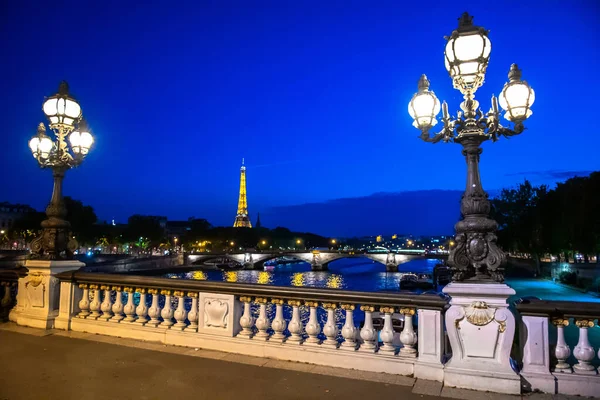 フランス 2022年8月15日 ライトアップされた橋ポン アレクサンドル3世とポン アンヴァリッドがセーヌ川を越えてツアーボートでパリの夜にエッフェル塔を眺め フランス — ストック写真