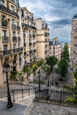 Fransa, Paris 'teki Montmartre Tepesi' nde Antik Binalar ve Merdivenlerle Dar Sokak