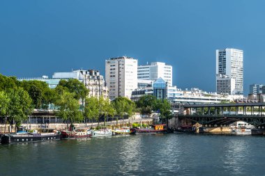 Paris 'teki Seine Nehri, Fransa Gezinti Güvertesi, Çapalı Tekneler ve Modern Ofis Binaları