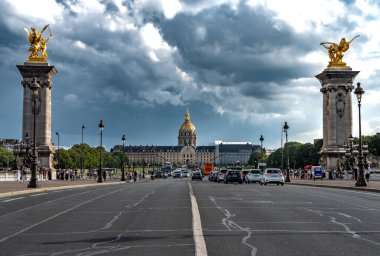 Paris, Fransa 'daki Le Invalides ve Bridge Pont Alexandre Kilisesi.