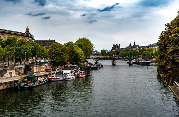 法国巴黎新桥上的塞纳河与船和桥上的庞德艺术 — 图库照片