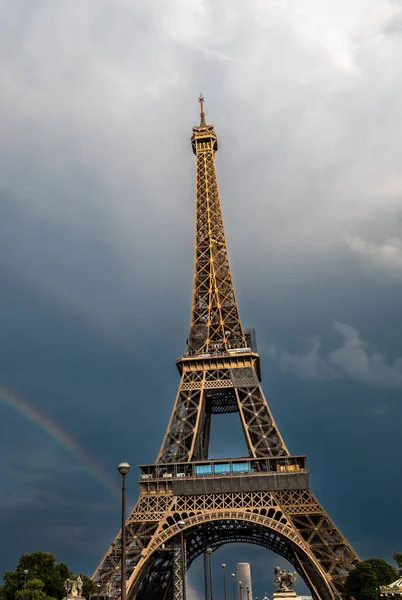 Berühmter Eiffelturm Tour Eiffel Mit Regenbogen Frankreichs Hauptstadt Paris — Stockfoto