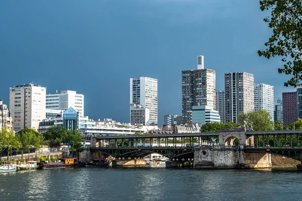 River Seine Paris France Promenade Anchored Houseboat Modern Office Buildings — стокове фото