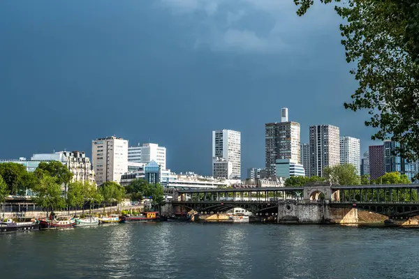Rzeka Sekwana Paryżu Francja Promenady Kotwicowane Łodzie Mieszkalne Nowoczesne Budynki — Zdjęcie stockowe