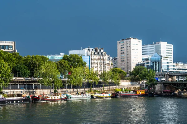 Rzeka Sekwana Paryżu Francja Promenady Kotwicowane Łodzie Mieszkalne Nowoczesne Budynki — Zdjęcie stockowe