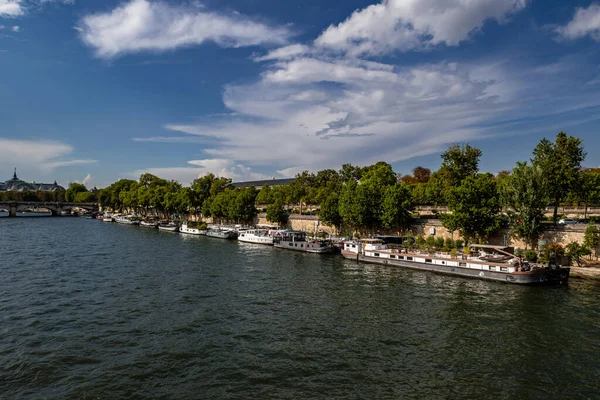 Ποταμός Σηκουάνας Στο Παρίσι Γαλλία Promenade Και Anchored Houseboats — Φωτογραφία Αρχείου