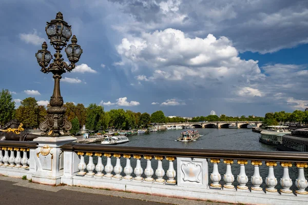 Most Pont Alexandre Iii Přes Řeku Seine Výletními Loděmi Paříži — Stock fotografie