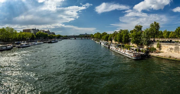 Rzeka Sekwana Paryżu Francja Promenady Zakotwiczonych Łodzi Mieszkalnych — Zdjęcie stockowe