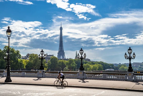 ブリッジ アレクサンドル3世が自転車でセーヌ川を渡り フランス パリのエッフェル塔を眺めます — ストック写真